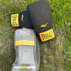 Everlast Black Heavy Bag Gloves